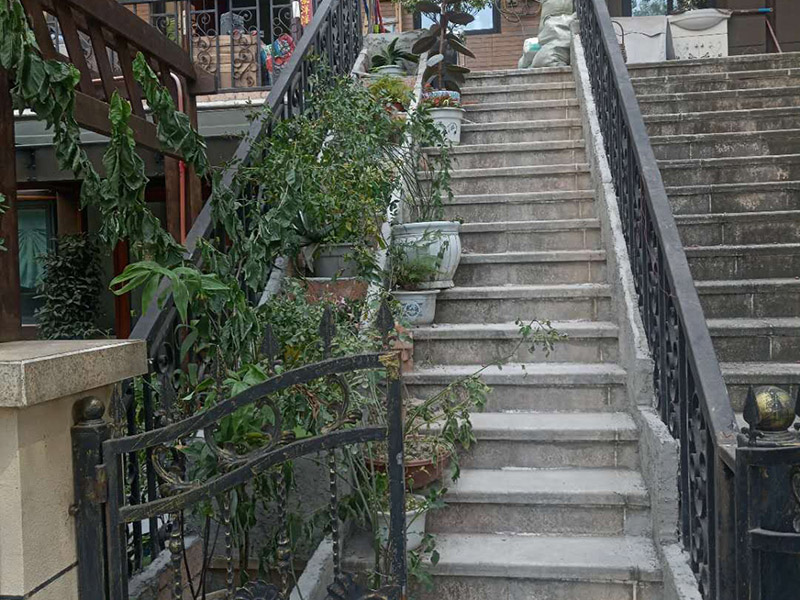 戶外樓梯加花壇：用測量儀器把花壇群中主花壇中心點(diǎn)坐標(biāo)測量到地面上，再把縱橫中軸線上的其他中心點(diǎn)的坐標(biāo)測設(shè)下來，將各中心點(diǎn)連線，即在地面上放出花壇群的縱橫軸線。放線完成后，應(yīng)沿著已有的花壇邊線開挖邊緣石基槽?；鄣拈_挖寬度應(yīng)比邊緣石基礎(chǔ)寬10厘米左右，深度可在12～20厘米之間。槽底土面要整平、夯實(shí)，有松軟處要進(jìn)行加固，不得留下不均勻沉降的隱患。在砌基礎(chǔ)之前，槽底還應(yīng)做一個(gè)3～5厘米厚的粗砂墊層，用于基礎(chǔ)施工找平。