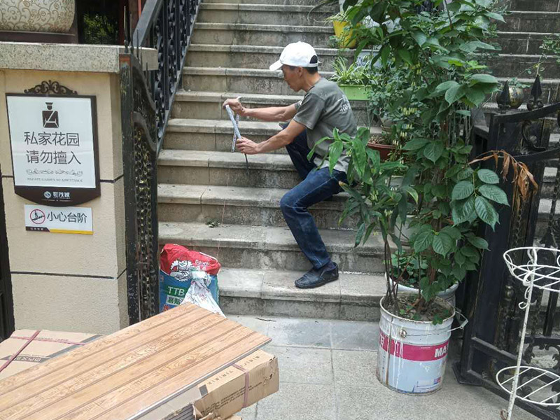 戶外樓梯加花壇：用測量儀器把花壇群中主花壇中心點(diǎn)坐標(biāo)測量到地面上，再把縱橫中軸線上的其他中心點(diǎn)的坐標(biāo)測設(shè)下來，將各中心點(diǎn)連線，即在地面上放出花壇群的縱橫軸線。放線完成后，應(yīng)沿著已有的花壇邊線開挖邊緣石基槽?；鄣拈_挖寬度應(yīng)比邊緣石基礎(chǔ)寬10厘米左右，深度可在12～20厘米之間。槽底土面要整平、夯實(shí)，有松軟處要進(jìn)行加固，不得留下不均勻沉降的隱患。在砌基礎(chǔ)之前，槽底還應(yīng)做一個(gè)3～5厘米厚的粗砂墊層，用于基礎(chǔ)施工找平。