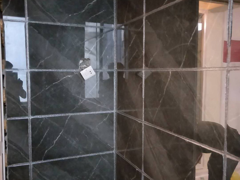 衛(wèi)生間美縫施工：使用用開槽器/平口螺絲刀/勾縫刀，清理瓷磚縫隙內(nèi)灰塵及垃圾，這一步需要力度適中，不要用蠻力，不然可能存在崩壞瓷磚的風(fēng)險。然后用吸塵器，掃把或者抹布清理干凈。，建議縫隙在1.5到2mm深度合適?？p隙清理干凈后， 擰開管蓋裝上混合管，管頭卡在膠槍的卡口上。裝好混合管后，從下方用美工刀斜切45度角，切記開口要比瓷磚縫隙小，如果本身瓷磚縫隙比較小，可以不用切膠嘴。首先打出30-40CM美縫劑余料，然后沿著瓷磚縫隙開始施工，在施工的時候一定要美縫劑填充滿瓷磚縫隙，不然后續(xù)可能會發(fā)生塌陷。瓷磚縫隙打膠方法先豎后橫，沿著縫隙均勻打出美縫劑.一般有些師傅打出3-5米時停下，開始用壓邊球壓縫，十字交叉口處多壓幾次，這樣會很美觀。壓縫的工具比較多，可用刮板或者壓縫 鋼球、手指套沿著縫隙壓出 U型面就可以了