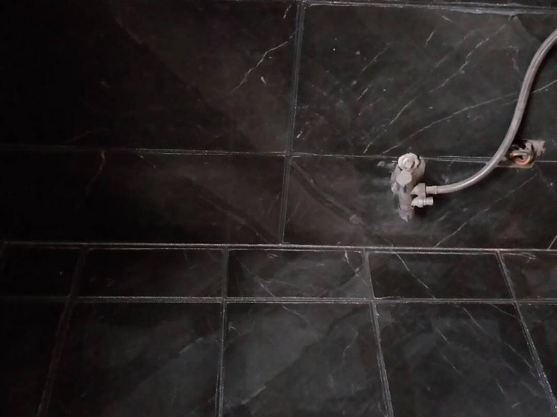 衛(wèi)生間美縫施工：使用用開槽器/平口螺絲刀/勾縫刀，清理瓷磚縫隙內(nèi)灰塵及垃圾，這一步需要力度適中，不要用蠻力，不然可能存在崩壞瓷磚的風(fēng)險。然后用吸塵器，掃把或者抹布清理干凈。，建議縫隙在1.5到2mm深度合適?？p隙清理干凈后， 擰開管蓋裝上混合管，管頭卡在膠槍的卡口上。裝好混合管后，從下方用美工刀斜切45度角，切記開口要比瓷磚縫隙小，如果本身瓷磚縫隙比較小，可以不用切膠嘴。首先打出30-40CM美縫劑余料，然后沿著瓷磚縫隙開始施工，在施工的時候一定要美縫劑填充滿瓷磚縫隙，不然后續(xù)可能會發(fā)生塌陷。瓷磚縫隙打膠方法先豎后橫，沿著縫隙均勻打出美縫劑.一般有些師傅打出3-5米時停下，開始用壓邊球壓縫，十字交叉口處多壓幾次，這樣會很美觀。壓縫的工具比較多，可用刮板或者壓縫 鋼球、手指套沿著縫隙壓出 U型面就可以了