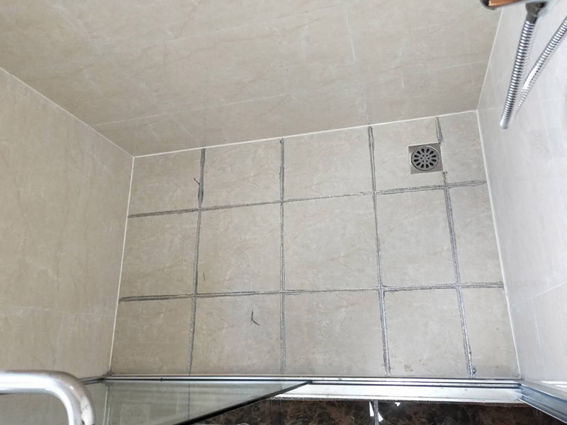 地磚美縫處理:使用用開槽器/平口螺絲刀/勾縫刀，清理瓷磚縫隙內(nèi)灰塵及垃圾，這一步需要力度適中，不要用蠻力，不然可能存在崩壞瓷磚的風(fēng)險。然后用吸塵器，掃把或者抹布清理干凈。，建議縫隙在1.5到2mm深度合適。縫隙清理干凈后， 擰開管蓋裝上混合管，管頭卡在膠槍的卡口上。裝好混合管后，從下方用美工刀斜切45度角，切記開口要比瓷磚縫隙小，如果本身瓷磚縫隙比較小，可以不用切膠嘴。首先打出30-40CM美縫劑余料，然后沿著瓷磚縫隙開始施工，在施工的時候一定要美縫劑填充滿瓷磚縫隙，不然后續(xù)可能會發(fā)生塌陷。瓷磚縫隙打膠