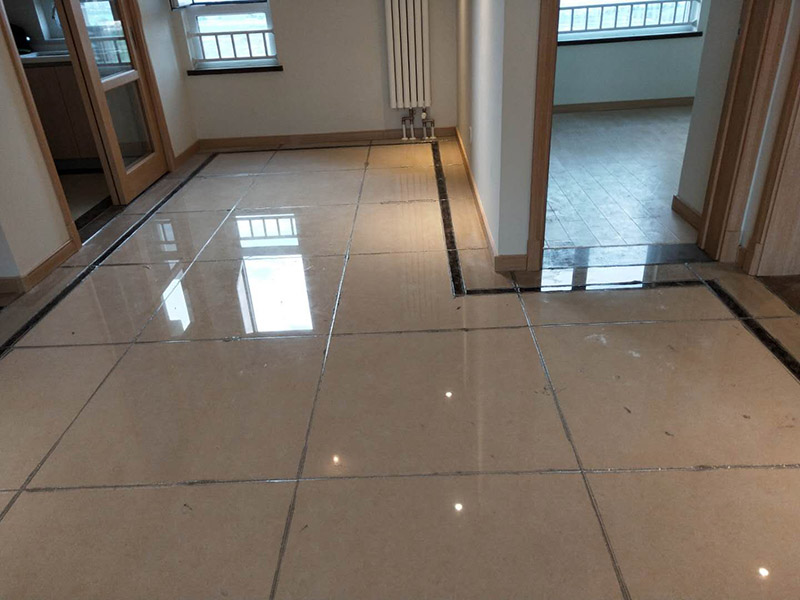 地磚美縫處理:使用用開槽器/平口螺絲刀/勾縫刀，清理瓷磚縫隙內(nèi)灰塵及垃圾，這一步需要力度適中，不要用蠻力，不然可能存在崩壞瓷磚的風(fēng)險。然后用吸塵器，掃把或者抹布清理干凈。，建議縫隙在1.5到2mm深度合適?？p隙清理干凈后， 擰開管蓋裝上混合管，管頭卡在膠槍的卡口上。裝好混合管后，從下方用美工刀斜切45度角，切記開口要比瓷磚縫隙小，如果本身瓷磚縫隙比較小，可以不用切膠嘴。首先打出30-40CM美縫劑余料，然后沿著瓷磚縫隙開始施工，在施工的時候一定要美縫劑填充滿瓷磚縫隙，不然后續(xù)可能會發(fā)生塌陷。瓷磚縫隙打膠