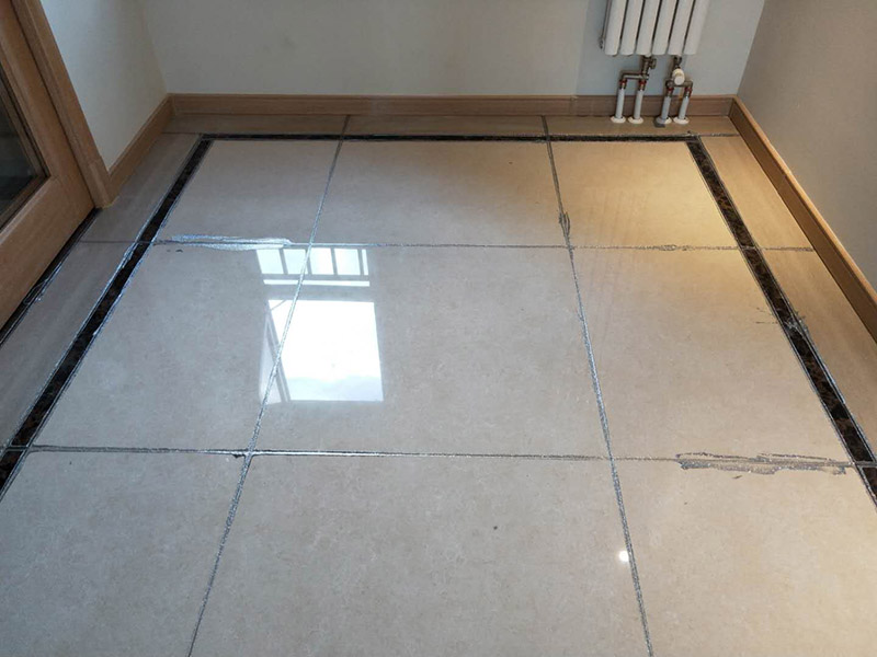 地磚美縫處理:使用用開槽器/平口螺絲刀/勾縫刀，清理瓷磚縫隙內(nèi)灰塵及垃圾，這一步需要力度適中，不要用蠻力，不然可能存在崩壞瓷磚的風(fēng)險。然后用吸塵器，掃把或者抹布清理干凈。，建議縫隙在1.5到2mm深度合適?？p隙清理干凈后， 擰開管蓋裝上混合管，管頭卡在膠槍的卡口上。裝好混合管后，從下方用美工刀斜切45度角，切記開口要比瓷磚縫隙小，如果本身瓷磚縫隙比較小，可以不用切膠嘴。首先打出30-40CM美縫劑余料，然后沿著瓷磚縫隙開始施工，在施工的時候一定要美縫劑填充滿瓷磚縫隙，不然后續(xù)可能會發(fā)生塌陷。瓷磚縫隙打膠