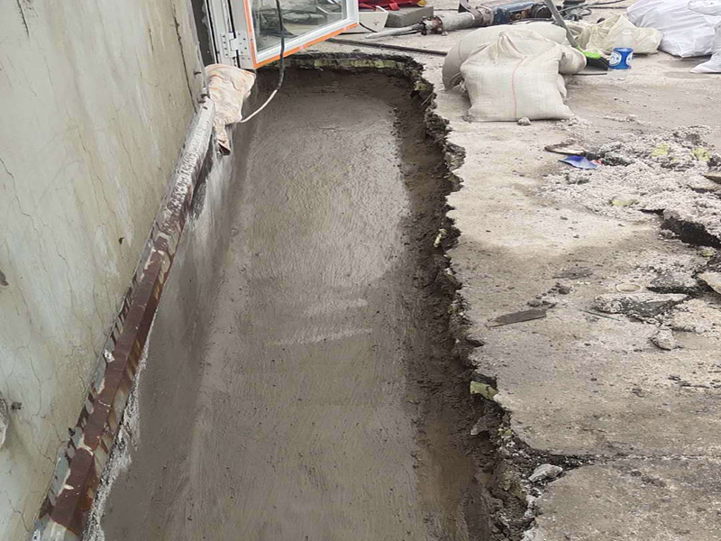 墻壁滲水維修：清理裂縫上及周邊的灰塵等垃圾（可用清潔球等清理），發(fā)現(xiàn)裂縫周邊有松動的應(yīng)鑿除，并用水徹底沖刷干凈。 用普通水泥（不用加黃砂，為配合外墻面原有真石漆顏色，可在水泥中適量加入黃粉、哈巴粉等顏料，適量進(jìn)行調(diào)配，盡量接近原有真石漆面層顏色），再加上建筑用881等膠水（不用加水），直接進(jìn)行調(diào)配。(膠水用量不大，盡量使用好些，如使用貼石膏線的，價(jià)格誤差不大)，可根據(jù)天氣溫度等情況來調(diào)配水泥漿的稠度，填縫的可適當(dāng)稀些。 施工時(shí)應(yīng)先進(jìn)行填縫施工、縫必須灌實(shí)，在縫填實(shí)后需擴(kuò)大縫一邊寬30mm左右，厚約6mm的同材料面層，形成坡比（塌邊）。 在窗角處的裂縫，可把調(diào)配好的水泥漿做成半徑30-50mm的圓弧形，來增加裂縫處的厚度，同時(shí)有利于排水。 待水泥硬化（干燥后）進(jìn)行防水劑施工，涂刷需2遍，不得有遺漏。