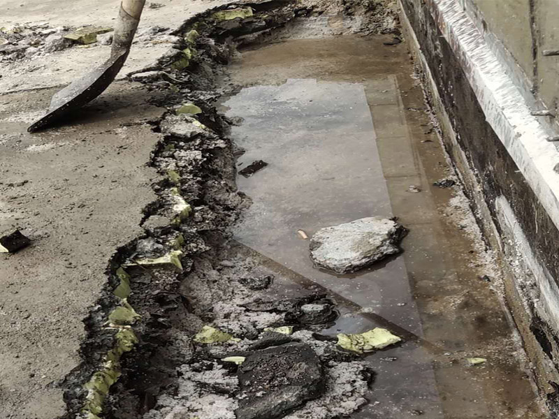 墻壁滲水維修：清理裂縫上及周邊的灰塵等垃圾（可用清潔球等清理），發(fā)現(xiàn)裂縫周邊有松動的應(yīng)鑿除，并用水徹底沖刷干凈。 用普通水泥（不用加黃砂，為配合外墻面原有真石漆顏色，可在水泥中適量加入黃粉、哈巴粉等顏料，適量進(jìn)行調(diào)配，盡量接近原有真石漆面層顏色），再加上建筑用881等膠水（不用加水），直接進(jìn)行調(diào)配。(膠水用量不大，盡量使用好些，如使用貼石膏線的，價(jià)格誤差不大)，可根據(jù)天氣溫度等情況來調(diào)配水泥漿的稠度，填縫的可適當(dāng)稀些。 施工時(shí)應(yīng)先進(jìn)行填縫施工、縫必須灌實(shí)，在縫填實(shí)后需擴(kuò)大縫一邊寬30mm左右，厚約6mm的同材料面層，形成坡比（塌邊）。 在窗角處的裂縫，可把調(diào)配好的水泥漿做成半徑30-50mm的圓弧形，來增加裂縫處的厚度，同時(shí)有利于排水。 待水泥硬化（干燥后）進(jìn)行防水劑施工，涂刷需2遍，不得有遺漏。