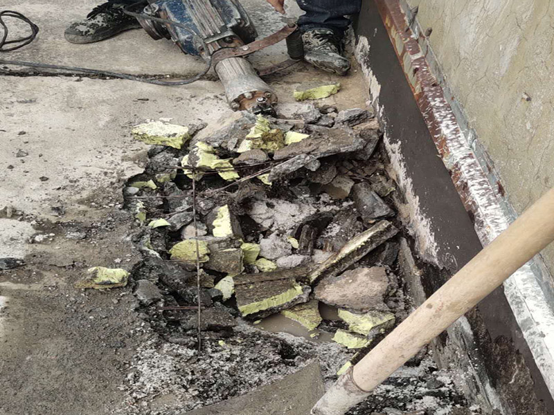 墻壁滲水維修：清理裂縫上及周邊的灰塵等垃圾（可用清潔球等清理），發(fā)現(xiàn)裂縫周邊有松動的應(yīng)鑿除，并用水徹底沖刷干凈。 用普通水泥（不用加黃砂，為配合外墻面原有真石漆顏色，可在水泥中適量加入黃粉、哈巴粉等顏料，適量進(jìn)行調(diào)配，盡量接近原有真石漆面層顏色），再加上建筑用881等膠水（不用加水），直接進(jìn)行調(diào)配。(膠水用量不大，盡量使用好些，如使用貼石膏線的，價(jià)格誤差不大)，可根據(jù)天氣溫度等情況來調(diào)配水泥漿的稠度，填縫的可適當(dāng)稀些。 施工時(shí)應(yīng)先進(jìn)行填縫施工、縫必須灌實(shí)，在縫填實(shí)后需擴(kuò)大縫一邊寬30mm左右，厚約6mm的同材料面層，形成坡比（塌邊）。 在窗角處的裂縫，可把調(diào)配好的水泥漿做成半徑30-50mm的圓弧形，來增加裂縫處的厚度，同時(shí)有利于排水。 待水泥硬化（干燥后）進(jìn)行防水劑施工，涂刷需2遍，不得有遺漏。