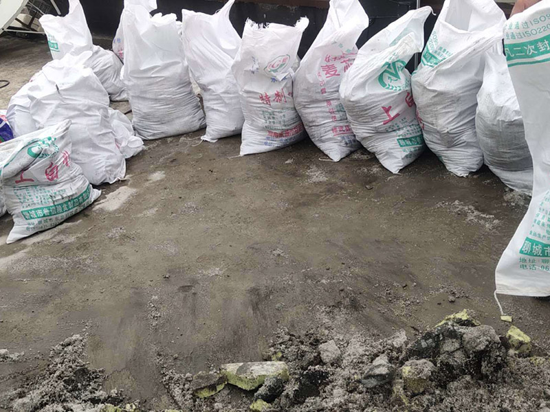 墻壁滲水維修：清理裂縫上及周邊的灰塵等垃圾（可用清潔球等清理），發(fā)現(xiàn)裂縫周邊有松動的應(yīng)鑿除，并用水徹底沖刷干凈。 用普通水泥（不用加黃砂，為配合外墻面原有真石漆顏色，可在水泥中適量加入黃粉、哈巴粉等顏料，適量進(jìn)行調(diào)配，盡量接近原有真石漆面層顏色），再加上建筑用881等膠水（不用加水），直接進(jìn)行調(diào)配。(膠水用量不大，盡量使用好些，如使用貼石膏線的，價(jià)格誤差不大)，可根據(jù)天氣溫度等情況來調(diào)配水泥漿的稠度，填縫的可適當(dāng)稀些。 施工時(shí)應(yīng)先進(jìn)行填縫施工、縫必須灌實(shí)，在縫填實(shí)后需擴(kuò)大縫一邊寬30mm左右，厚約6mm的同材料面層，形成坡比（塌邊）。 在窗角處的裂縫，可把調(diào)配好的水泥漿做成半徑30-50mm的圓弧形，來增加裂縫處的厚度，同時(shí)有利于排水。 待水泥硬化（干燥后）進(jìn)行防水劑施工，涂刷需2遍，不得有遺漏。