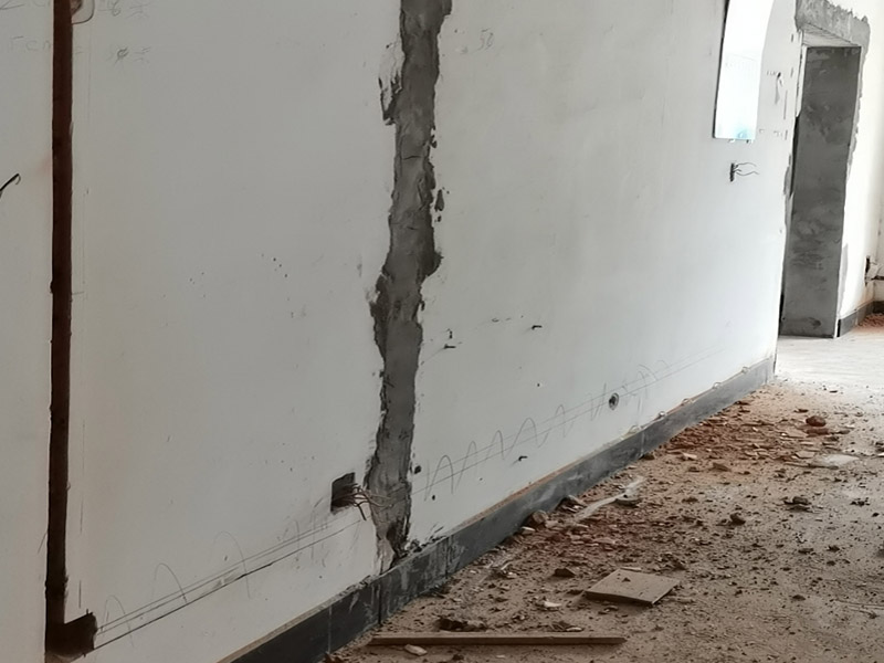 墻壁電路開槽：1.劃線路。根據(jù)要改的方案畫好線路,線路采用橫平豎直的方法規(guī)劃。 2.無齒鋸開槽。根據(jù)線路用無齒鋸開槽,在墻面上切出線路。 3.加水。再需要開槽的墻面上加點水,且在切得過程中一直加水,防止刀片過熱。 4.沖槽。用電錘將切好的墻面沖出溝槽,注意力度與角度,盡量沖的規(guī)整。 5.清理槽。將沖出的溝槽進行清理,將易掉的地方都打下來。