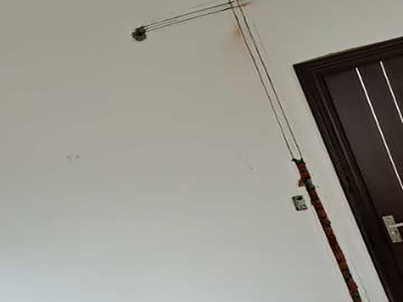 墻壁電路開槽：1.劃線路。根據(jù)要改的方案畫好線路,線路采用橫平豎直的方法規(guī)劃。 2.無齒鋸開槽。根據(jù)線路用無齒鋸開槽,在墻面上切出線路。 3.加水。再需要開槽的墻面上加點水,且在切得過程中一直加水,防止刀片過熱。 4.沖槽。用電錘將切好的墻面沖出溝槽,注意力度與角度,盡量沖的規(guī)整。 5.清理槽。將沖出的溝槽進行清理,將易掉的地方都打下來。