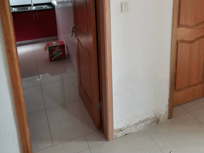 臥室門框維修：1.漆面表面劃傷用bai一只顏色與家具相同的普du通的繪圖用蠟筆，在劃痕zhi上劃一劃，使其與周邊漆面dao高度相同，再薄薄地涂上一層透明的清漆就可以了；2.油漆剝落修復(fù)，清漆家具表面小塊油漆剝落后可取同色廣告顏料涂補(bǔ)，再用清漆涂在表面，即完好如初3.裂縫填補(bǔ)用油灰和顏料拌勻后嵌入堵平，但要注意顏料要和原油灰的顏料、原油漆色彩一致，以防留下疤跡