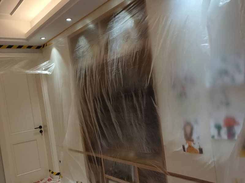 墻面翻新家具成品保護:在墻面翻新前，需要先將舊漆面鏟除干凈，之后在進行打磨，將墻面的浮沉雜物都清理干凈。如果墻面有凹凸不平的情況，要先用膩子修補，如果墻面出現(xiàn)空鼓的現(xiàn)象，也要將整面的墻皮進行鏟除，在做后續(xù)的處理。基層做完后，需要將施工區(qū)域的家具物件移除，避免在翻新過程中，使家具受到損傷。在刮膩子之前，先用尺子檢測一下墻面的平整度。在施工時，對不平整的地方進行多次涂刮，修補好不平整的區(qū)域。一般膩子刮兩遍即可，每次膩子刮完后要進行打磨，可以讓墻面更加光滑。膩子干透后，再對墻面進行油漆涂刷。底漆要先刷，施工力度要均勻，這樣漆膜厚度也相對一致，然后開始面漆施工。一定要讓漆面自然干透。