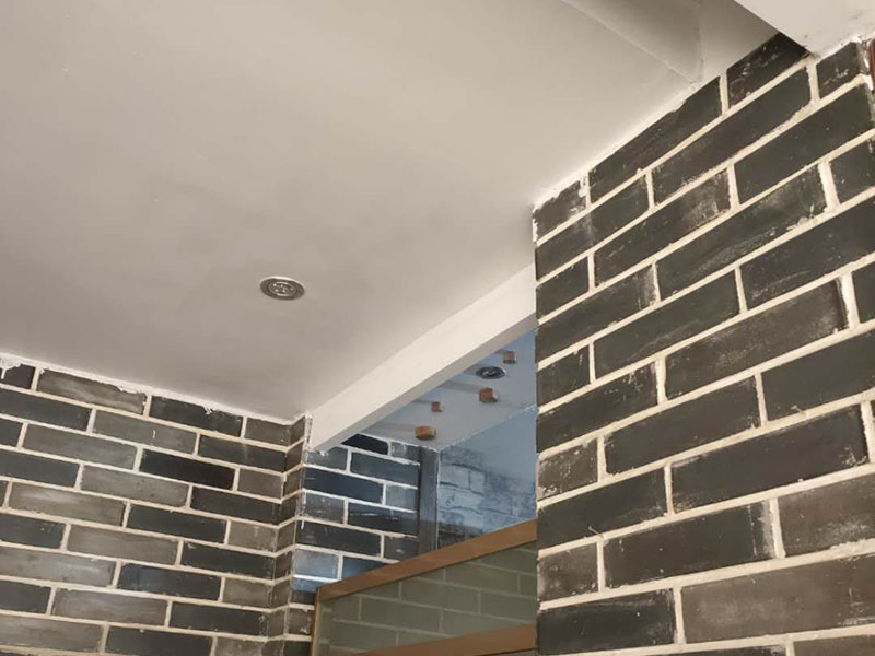 墻面翻新家具成品保護:在墻面翻新前，需要先將舊漆面鏟除干凈，之后在進行打磨，將墻面的浮沉雜物都清理干凈。如果墻面有凹凸不平的情況，要先用膩子修補，如果墻面出現(xiàn)空鼓的現(xiàn)象，也要將整面的墻皮進行鏟除，在做后續(xù)的處理。基層做完后，需要將施工區(qū)域的家具物件移除，避免在翻新過程中，使家具受到損傷。在刮膩子之前，先用尺子檢測一下墻面的平整度。在施工時，對不平整的地方進行多次涂刮，修補好不平整的區(qū)域。一般膩子刮兩遍即可，每次膩子刮完后要進行打磨，可以讓墻面更加光滑。膩子干透后，再對墻面進行油漆涂刷。底漆要先刷，施工力度要均勻，這樣漆膜厚度也相對一致，然后開始面漆施工。一定要讓漆面自然干透。