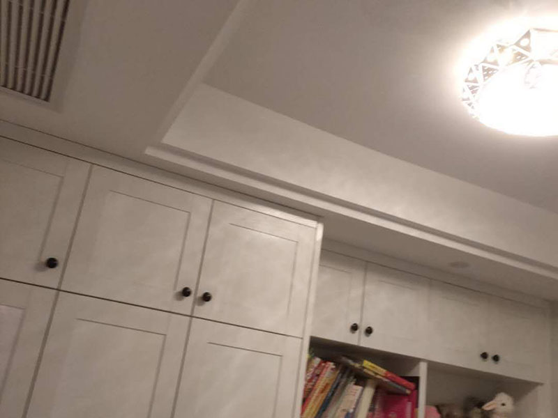 墻面翻新家具成品保護:在墻面翻新前，需要先將舊漆面鏟除干凈，之后在進行打磨，將墻面的浮沉雜物都清理干凈。如果墻面有凹凸不平的情況，要先用膩子修補，如果墻面出現(xiàn)空鼓的現(xiàn)象，也要將整面的墻皮進行鏟除，在做后續(xù)的處理?；鶎幼鐾旰?，需要將施工區(qū)域的家具物件移除，避免在翻新過程中，使家具受到損傷。在刮膩子之前，先用尺子檢測一下墻面的平整度。在施工時，對不平整的地方進行多次涂刮，修補好不平整的區(qū)域。一般膩子刮兩遍即可，每次膩子刮完后要進行打磨，可以讓墻面更加光滑。膩子干透后，再對墻面進行油漆涂刷。底漆要先刷，施工力度要均勻，這樣漆膜厚度也相對一致，然后開始面漆施工。一定要讓漆面自然干透。