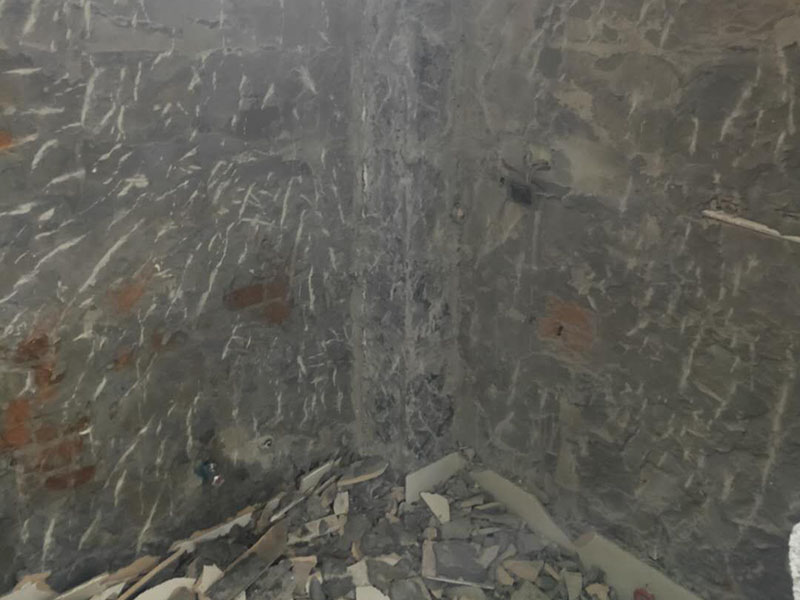 廚房拆除重裝：墻面上應(yīng)該還有些其他東西，比如掛毛巾的架子，放廚具的架子等等。先把這些物品都小心翼翼的拆下來，還原一面光潔的墻面，才好進(jìn)行拆卸工作。拆卸的時(shí)候要先從墻低的第一塊磚開始拆卸，要是直接隨便從上面那一塊拆卸，拆到一半就會擋住下面的瓷磚，讓下面的瓷磚不好拆了。先用垂子敲最下面的那塊磚，把瓷磚敲松動。送動后，再用戴了手套的手把瓷磚拿下來，小心碎了瓷磚不要劃到手了。墻面內(nèi)有些地方會走一些管道，有煤氣管道，有電線管道，水管，網(wǎng)線等等。要注意這些管道，不要把墻里面的管道破壞了，不然拆了瓷磚又惹了新的問題要處理。