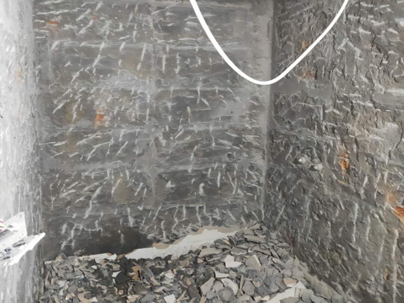 廚房拆除重裝：墻面上應(yīng)該還有些其他東西，比如掛毛巾的架子，放廚具的架子等等。先把這些物品都小心翼翼的拆下來，還原一面光潔的墻面，才好進(jìn)行拆卸工作。拆卸的時(shí)候要先從墻低的第一塊磚開始拆卸，要是直接隨便從上面那一塊拆卸，拆到一半就會擋住下面的瓷磚，讓下面的瓷磚不好拆了。先用垂子敲最下面的那塊磚，把瓷磚敲松動。送動后，再用戴了手套的手把瓷磚拿下來，小心碎了瓷磚不要劃到手了。墻面內(nèi)有些地方會走一些管道，有煤氣管道，有電線管道，水管，網(wǎng)線等等。要注意這些管道，不要把墻里面的管道破壞了，不然拆了瓷磚又惹了新的問題要處理。