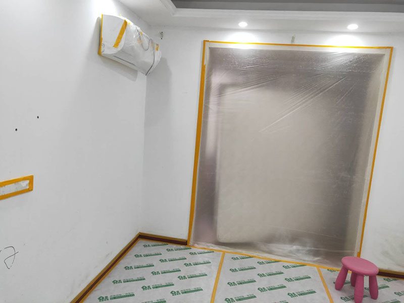 家具地面成品保護(hù)：1、墻地面瓷磚，在鋪貼未干固的情況下，不要急于勾縫，以免人為的造成瓷磚松動(dòng)、高低不平，影響施工效果。 2、地面瓷磚干固前，不要在上面走動(dòng)、堆放雜物，以免造成瓷磚松動(dòng)、高低不平。 3、地面瓷磚鋪貼完后，使用成品保護(hù)膜覆蓋磚面。 既可以防止裝修時(shí)的沙子磨傷地面，同時(shí)也能有效的防止油漆涂料等有色液體滴落磚面，造成地面污染。