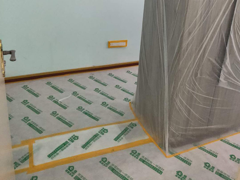 家具地面成品保護(hù)：1、墻地面瓷磚，在鋪貼未干固的情況下，不要急于勾縫，以免人為的造成瓷磚松動(dòng)、高低不平，影響施工效果。 2、地面瓷磚干固前，不要在上面走動(dòng)、堆放雜物，以免造成瓷磚松動(dòng)、高低不平。 3、地面瓷磚鋪貼完后，使用成品保護(hù)膜覆蓋磚面。 既可以防止裝修時(shí)的沙子磨傷地面，同時(shí)也能有效的防止油漆涂料等有色液體滴落磚面，造成地面污染。