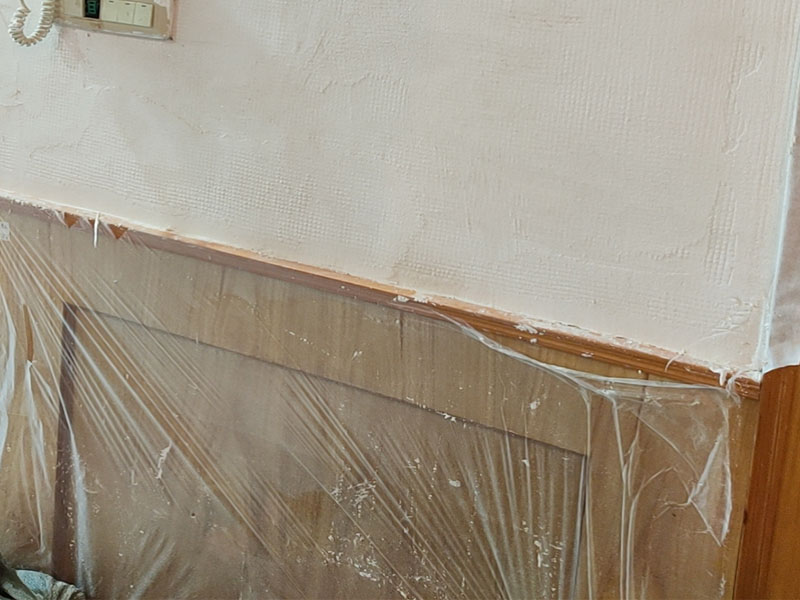 墻面粉刷維修：在舊墻面上重新刷乳膠漆之前，一般先要對舊墻上的油污、浮灰、空鼓或裂紋等做處理，清除浮灰，鏟除起砂翹皮等部位，對油污的部位，應(yīng)先將原有涂層鏟除，不能鏟除應(yīng)徹底清洗干凈，墻面清理完畢，在用膩子批刮兩道。 選用顆粒細(xì)度較高和質(zhì)地較硬的膩子為佳，也可以在膩子里增添加一定的白乳膠，可以提高膩子的硬度。盡量用較細(xì)的砂紙，通常質(zhì)地較松軟的膩子用400-500號的砂紙，質(zhì)地較硬的用360-400號為佳，假如砂紙?zhí)值脑挄粝潞苌畹纳昂郏⑵崾茄谏w不掉的。打磨結(jié)束必定。 墻面底漆很重要，特別對舊墻刷新來說，如果直接上面漆墻面容易起泡發(fā)霉，日照久了墻面顏色也容易出現(xiàn)變化。刷底漆時一定要注意刷勻，確保墻面每個地方都刷到。刷底漆時滾筒選擇也很重要，不好的滾筒涂刷效果較差，會直接影響到面漆效果。