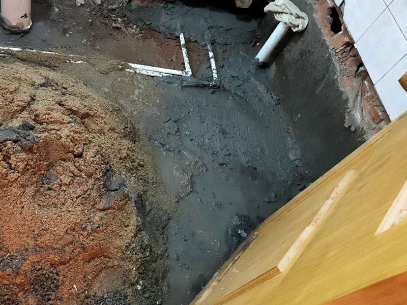 衛(wèi)生間防水找平：在進(jìn)行防水處理之前，一定先找平地面du。找平層施工方法：基面有空隙、裂縫、不平等缺陷的，用水泥砂漿修補(bǔ)抹平。使基面必須堅固、平整、干凈、無灰塵、油膩、蠟、脫模劑等以及其他碎屑物質(zhì)。找平層干燥后方可進(jìn)行防水層施工，施工期間應(yīng)防火、防水。防水層完成后，要進(jìn)行成品保護(hù)，不得上人走動。