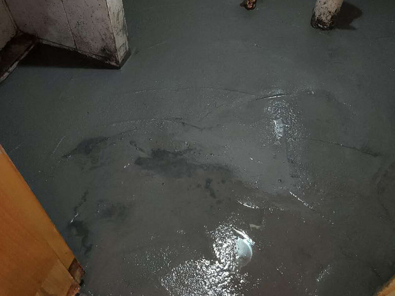 衛(wèi)生間防水找平：在進(jìn)行防水處理之前，一定先找平地面du。找平層施工方法：基面有空隙、裂縫、不平等缺陷的，用水泥砂漿修補(bǔ)抹平。使基面必須堅固、平整、干凈、無灰塵、油膩、蠟、脫模劑等以及其他碎屑物質(zhì)。找平層干燥后方可進(jìn)行防水層施工，施工期間應(yīng)防火、防水。防水層完成后，要進(jìn)行成品保護(hù)，不得上人走動。