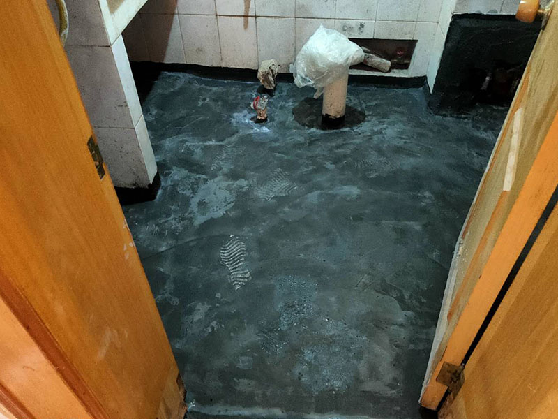 衛(wèi)生間防水找平：在進(jìn)行防水處理之前，一定先找平地面du。找平層施工方法：基面有空隙、裂縫、不平等缺陷的，用水泥砂漿修補(bǔ)抹平。使基面必須堅固、平整、干凈、無灰塵、油膩、蠟、脫模劑等以及其他碎屑物質(zhì)。找平層干燥后方可進(jìn)行防水層施工，施工期間應(yīng)防火、防水。防水層完成后，要進(jìn)行成品保護(hù)，不得上人走動。