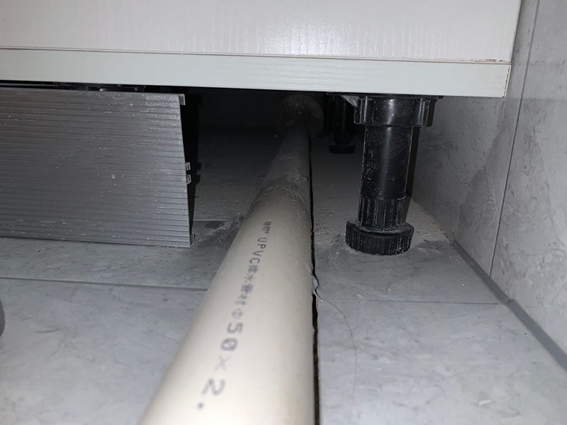 浴室柜下水管安裝：1、在衛(wèi)生間下水管道安裝前，首先要檢查裝修建材水管和相關(guān)連接配件是否有破損、裂紋等現(xiàn)象出現(xiàn)。 2、在衛(wèi)生間下水管道安裝下時(shí)，施工員要預(yù)先考慮好墻磚的厚度。 3、在墻體和地面下都盡可能少用或者是不用連接配件，這樣可以減少滲漏的隱患，并且連接配件的安裝要保證牢固和無滲漏情況。 4、在衛(wèi)生間下水管道安裝時(shí)要考慮家中洗衣機(jī)的用水龍頭安裝位置，下水的布置等，同時(shí)也要注意電源插座的位置是否合適。