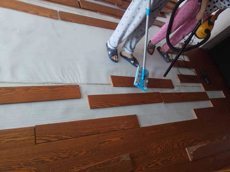 客廳木地板鋪貼：首先大家應(yīng)對(duì)是施工地進(jìn)行清理，把無關(guān)的東西都移出去，并且把地面上的垃圾清掃干凈，包括每一個(gè)角落。然后對(duì)地面進(jìn)行找平，水平誤差不能超過2mm，超過的話就要想辦法找平了。地面要是不平，地板鋪好后腳感當(dāng)然也就不好了。 木地板遇潮后易起拱、變形,為了避免這種情況,大家需要對(duì)地面進(jìn)行防潮處理。常見的處理方法是在地面上鋪防潮層，這樣可以防止以后地板受潮。防潮層要鋪平，接縫處要并攏。 為了讓地板鋪出來的效果更加的美觀，大家最好先預(yù)鋪下，將部分地板一分為二，要根據(jù)尺寸來鋸，萬一鋸多了，地板損耗就大了。在鋸地板前可以將地板全部打開包，挑出有問題或瑕疵的地板來鋸，這樣可以有效將局部有問題的地板充分利用，不產(chǎn)生過大損耗。千萬不要上來就拿好地板來鋸，那會(huì)增加損耗的。鋸地板的地點(diǎn)務(wù)必要選在陽臺(tái)等有瓷磚好打理衛(wèi)生的地方，否則飛濺的木灰會(huì)無孔不入的進(jìn)入任何地方，很難清潔。