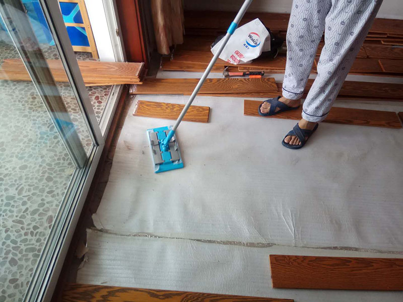 客廳木地板鋪貼：首先大家應(yīng)對(duì)是施工地進(jìn)行清理，把無關(guān)的東西都移出去，并且把地面上的垃圾清掃干凈，包括每一個(gè)角落。然后對(duì)地面進(jìn)行找平，水平誤差不能超過2mm，超過的話就要想辦法找平了。地面要是不平，地板鋪好后腳感當(dāng)然也就不好了。 木地板遇潮后易起拱、變形,為了避免這種情況,大家需要對(duì)地面進(jìn)行防潮處理。常見的處理方法是在地面上鋪防潮層，這樣可以防止以后地板受潮。防潮層要鋪平，接縫處要并攏。 為了讓地板鋪出來的效果更加的美觀，大家最好先預(yù)鋪下，將部分地板一分為二，要根據(jù)尺寸來鋸，萬一鋸多了，地板損耗就大了。在鋸地板前可以將地板全部打開包，挑出有問題或瑕疵的地板來鋸，這樣可以有效將局部有問題的地板充分利用，不產(chǎn)生過大損耗。千萬不要上來就拿好地板來鋸，那會(huì)增加損耗的。鋸地板的地點(diǎn)務(wù)必要選在陽臺(tái)等有瓷磚好打理衛(wèi)生的地方，否則飛濺的木灰會(huì)無孔不入的進(jìn)入任何地方，很難清潔。