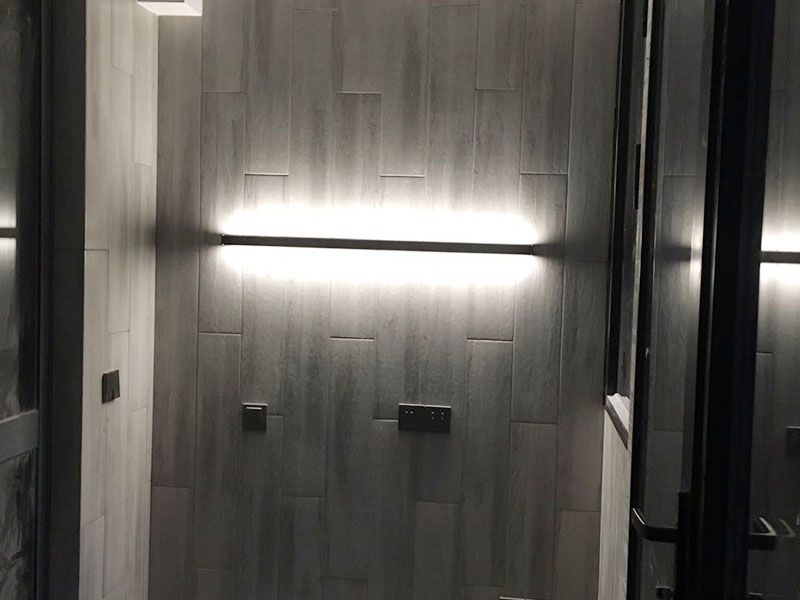 全屋燈具安裝布線：安裝軌道，如果頂部直接為木板或有鐵龍骨可以du直接打釘打眼的，就直接可以把軌道安裝上。定位打好孔后，裝上軌道固定螺絲。 拆開已經(jīng)固定好的軌道頂端的電源保護(hù)蓋，用工具接上電源線，注意安全使用工具。將軌道燈底座的卡頭擰平，對準(zhǔn)軌道內(nèi)凹槽，將軌道燈底座塞入滑道內(nèi)，稍微用點(diǎn)力，嚴(yán)絲合縫后，擰下卡頭旋轉(zhuǎn)的把手，一定要擰到位固定好后，左右滑動(dòng)一下，看是否固定好。 安裝完畢，打開，根據(jù)投射目標(biāo)的位置，調(diào)整軌道射燈水平及垂直的角度，保證軌道射燈能充分有效地投射被照物。