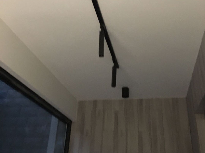 全屋燈具安裝布線：安裝軌道，如果頂部直接為木板或有鐵龍骨可以du直接打釘打眼的，就直接可以把軌道安裝上。定位打好孔后，裝上軌道固定螺絲。 拆開已經(jīng)固定好的軌道頂端的電源保護(hù)蓋，用工具接上電源線，注意安全使用工具。將軌道燈底座的卡頭擰平，對準(zhǔn)軌道內(nèi)凹槽，將軌道燈底座塞入滑道內(nèi)，稍微用點(diǎn)力，嚴(yán)絲合縫后，擰下卡頭旋轉(zhuǎn)的把手，一定要擰到位固定好后，左右滑動(dòng)一下，看是否固定好。 安裝完畢，打開，根據(jù)投射目標(biāo)的位置，調(diào)整軌道射燈水平及垂直的角度，保證軌道射燈能充分有效地投射被照物。