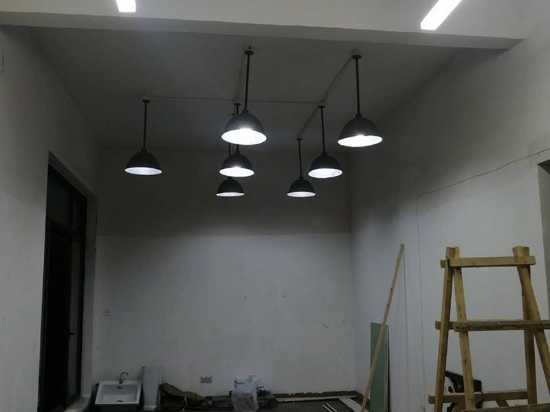 全屋燈具安裝布線：安裝軌道，如果頂部直接為木板或有鐵龍骨可以du直接打釘打眼的，就直接可以把軌道安裝上。定位打好孔后，裝上軌道固定螺絲。 拆開已經(jīng)固定好的軌道頂端的電源保護(hù)蓋，用工具接上電源線，注意安全使用工具。將軌道燈底座的卡頭擰平，對準(zhǔn)軌道內(nèi)凹槽，將軌道燈底座塞入滑道內(nèi)，稍微用點(diǎn)力，嚴(yán)絲合縫后，擰下卡頭旋轉(zhuǎn)的把手，一定要擰到位固定好后，左右滑動(dòng)一下，看是否固定好。 安裝完畢，打開，根據(jù)投射目標(biāo)的位置，調(diào)整軌道射燈水平及垂直的角度，保證軌道射燈能充分有效地投射被照物。