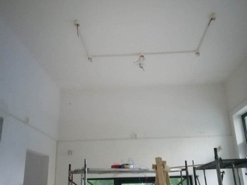 全屋燈具安裝布線：安裝軌道，如果頂部直接為木板或有鐵龍骨可以du直接打釘打眼的，就直接可以把軌道安裝上。定位打好孔后，裝上軌道固定螺絲。 拆開已經(jīng)固定好的軌道頂端的電源保護(hù)蓋，用工具接上電源線，注意安全使用工具。將軌道燈底座的卡頭擰平，對準(zhǔn)軌道內(nèi)凹槽，將軌道燈底座塞入滑道內(nèi)，稍微用點(diǎn)力，嚴(yán)絲合縫后，擰下卡頭旋轉(zhuǎn)的把手，一定要擰到位固定好后，左右滑動(dòng)一下，看是否固定好。 安裝完畢，打開，根據(jù)投射目標(biāo)的位置，調(diào)整軌道射燈水平及垂直的角度，保證軌道射燈能充分有效地投射被照物。