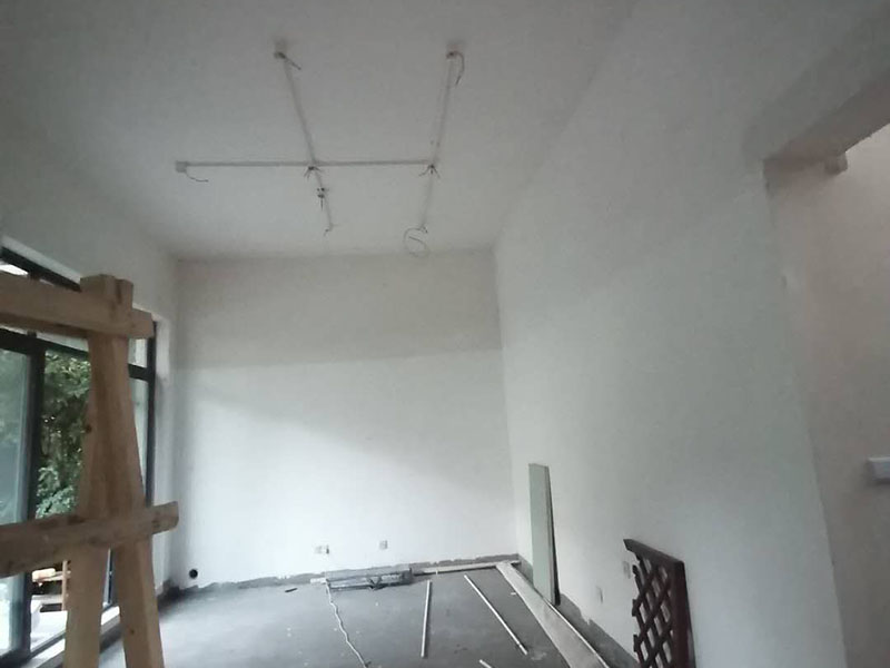 全屋燈具安裝布線：安裝軌道，如果頂部直接為木板或有鐵龍骨可以du直接打釘打眼的，就直接可以把軌道安裝上。定位打好孔后，裝上軌道固定螺絲。 拆開已經(jīng)固定好的軌道頂端的電源保護(hù)蓋，用工具接上電源線，注意安全使用工具。將軌道燈底座的卡頭擰平，對準(zhǔn)軌道內(nèi)凹槽，將軌道燈底座塞入滑道內(nèi)，稍微用點(diǎn)力，嚴(yán)絲合縫后，擰下卡頭旋轉(zhuǎn)的把手，一定要擰到位固定好后，左右滑動(dòng)一下，看是否固定好。 安裝完畢，打開，根據(jù)投射目標(biāo)的位置，調(diào)整軌道射燈水平及垂直的角度，保證軌道射燈能充分有效地投射被照物。