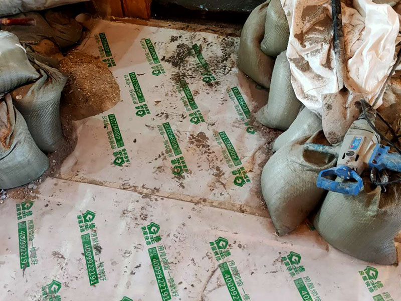 衛(wèi)生間丙綸防水:刷第一遍防水涂料。施工前確保工地干凈、干燥，防水涂料要涂滿，無遺漏，與基層結(jié)合牢固，無裂紋，無氣泡，無脫落現(xiàn)象。涂刷高度一致，厚度要達(dá)到產(chǎn)品規(guī)定要求。　 刷第二遍防水涂料。注意、第二遍防水涂料間需要有一定時(shí)間間隔，待遍涂料干透后才能進(jìn)行第二遍，具體時(shí)間視涂料而定。間隔時(shí)間太短，防水的效果會大打折扣。 鋪保護(hù)層。為防止之后的施工破壞防水層，需在防水涂料表面鋪上保護(hù)層。保護(hù)層要完全覆蓋防水層，無遺漏，與基層結(jié)合牢固，無裂紋，無氣泡，無脫落現(xiàn)象。 閉水試驗(yàn)。閉水試驗(yàn)時(shí)，地面點(diǎn)的水線不能低于2厘米，保存至少24小時(shí)，觀察無滲漏現(xiàn)象后方算合格。如有滲漏，需重做，切莫不能疏忽大意。