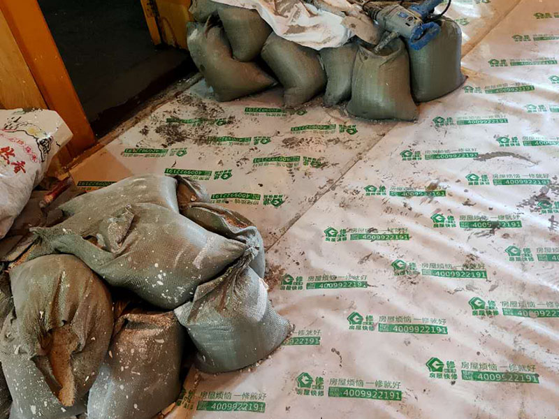 衛(wèi)生間丙綸防水:刷第一遍防水涂料。施工前確保工地干凈、干燥，防水涂料要涂滿，無遺漏，與基層結(jié)合牢固，無裂紋，無氣泡，無脫落現(xiàn)象。涂刷高度一致，厚度要達(dá)到產(chǎn)品規(guī)定要求?！?刷第二遍防水涂料。注意、第二遍防水涂料間需要有一定時(shí)間間隔，待遍涂料干透后才能進(jìn)行第二遍，具體時(shí)間視涂料而定。間隔時(shí)間太短，防水的效果會大打折扣。 鋪保護(hù)層。為防止之后的施工破壞防水層，需在防水涂料表面鋪上保護(hù)層。保護(hù)層要完全覆蓋防水層，無遺漏，與基層結(jié)合牢固，無裂紋，無氣泡，無脫落現(xiàn)象。 閉水試驗(yàn)。閉水試驗(yàn)時(shí)，地面點(diǎn)的水線不能低于2厘米，保存至少24小時(shí)，觀察無滲漏現(xiàn)象后方算合格。如有滲漏，需重做，切莫不能疏忽大意。