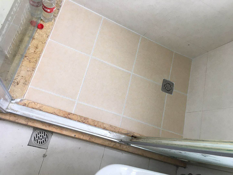 衛(wèi)生間裝修改造:既然是改造，肯定是對衛(wèi)生間的格局或是衛(wèi)浴設施、地磚、墻磚等地方不滿意，但在改造之前你需要將這些不滿意的地方進行拆除，且拆除之后的垃圾也要及時清理，避免阻礙施工進程。將不需要或是不滿意的地方進行拆除后，留下的成品需要進行施工保護，防止磕碰到，還可防止被上面的重物或是棱角碰壞。水電改造可謂是改造衛(wèi)生間的重點，衛(wèi)生間原有的水電路管線往往有許多不合理的布局，所以在改造過程中要對原有的水電路進行徹查，看是否存在銹蝕、老化等情況，若有，則需要更換新的電路、水路，如果線路良好，且沒有多大的問題，則只需要添加刪減線路就可以了。同時在改造的時候最好能做到以后維修和保養(yǎng)都比較方便，然后將其做好隱蔽處理。