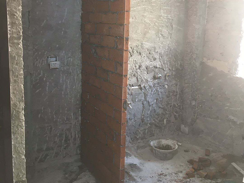 衛(wèi)生間裝修改造:既然是改造，肯定是對衛(wèi)生間的格局或是衛(wèi)浴設施、地磚、墻磚等地方不滿意，但在改造之前你需要將這些不滿意的地方進行拆除，且拆除之后的垃圾也要及時清理，避免阻礙施工進程。將不需要或是不滿意的地方進行拆除后，留下的成品需要進行施工保護，防止磕碰到，還可防止被上面的重物或是棱角碰壞。水電改造可謂是改造衛(wèi)生間的重點，衛(wèi)生間原有的水電路管線往往有許多不合理的布局，所以在改造過程中要對原有的水電路進行徹查，看是否存在銹蝕、老化等情況，若有，則需要更換新的電路、水路，如果線路良好，且沒有多大的問題，則只需要添加刪減線路就可以了。同時在改造的時候最好能做到以后維修和保養(yǎng)都比較方便，然后將其做好隱蔽處理。