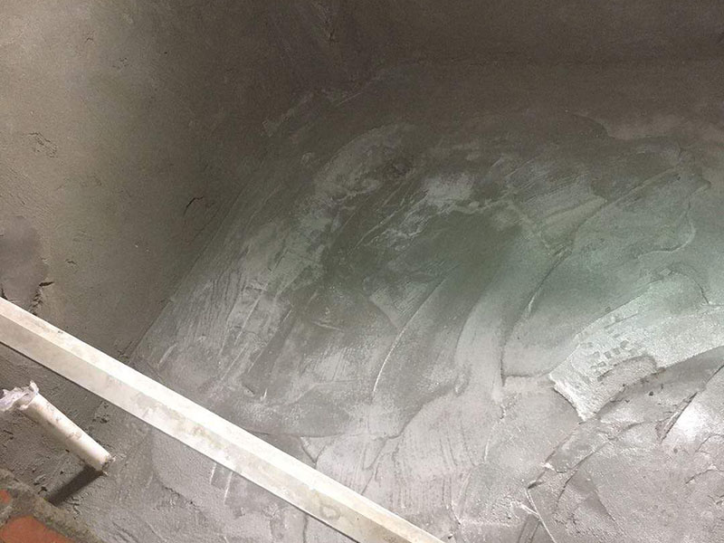 衛(wèi)生間裝修改造:既然是改造，肯定是對衛(wèi)生間的格局或是衛(wèi)浴設施、地磚、墻磚等地方不滿意，但在改造之前你需要將這些不滿意的地方進行拆除，且拆除之后的垃圾也要及時清理，避免阻礙施工進程。將不需要或是不滿意的地方進行拆除后，留下的成品需要進行施工保護，防止磕碰到，還可防止被上面的重物或是棱角碰壞。水電改造可謂是改造衛(wèi)生間的重點，衛(wèi)生間原有的水電路管線往往有許多不合理的布局，所以在改造過程中要對原有的水電路進行徹查，看是否存在銹蝕、老化等情況，若有，則需要更換新的電路、水路，如果線路良好，且沒有多大的問題，則只需要添加刪減線路就可以了。同時在改造的時候最好能做到以后維修和保養(yǎng)都比較方便，然后將其做好隱蔽處理。