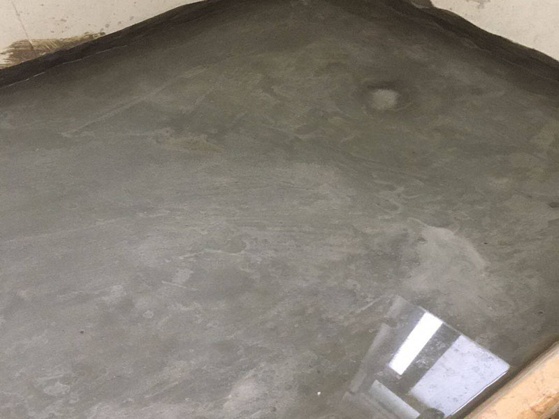 衛(wèi)生間裝修改造:既然是改造，肯定是對衛(wèi)生間的格局或是衛(wèi)浴設施、地磚、墻磚等地方不滿意，但在改造之前你需要將這些不滿意的地方進行拆除，且拆除之后的垃圾也要及時清理，避免阻礙施工進程。將不需要或是不滿意的地方進行拆除后，留下的成品需要進行施工保護，防止磕碰到，還可防止被上面的重物或是棱角碰壞。水電改造可謂是改造衛(wèi)生間的重點，衛(wèi)生間原有的水電路管線往往有許多不合理的布局，所以在改造過程中要對原有的水電路進行徹查，看是否存在銹蝕、老化等情況，若有，則需要更換新的電路、水路，如果線路良好，且沒有多大的問題，則只需要添加刪減線路就可以了。同時在改造的時候最好能做到以后維修和保養(yǎng)都比較方便，然后將其做好隱蔽處理。