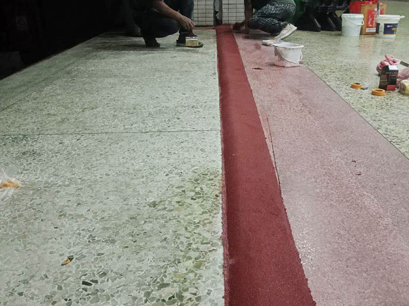 局部門(mén)檻修復(fù)：1.用高壓水槍將天然大理石裂紋處的碎石屑、雜質(zhì)沖洗干凈; 2.將基層漿料注射入天然大理石裂紋處,然后刮除多余基層漿料至基層漿料表面低于天然大理石表面1-2mm; 打磨、拋光步驟3)中填充后的表層漿料至與天然大理石表面齊平,然后整體拋光處理即可。