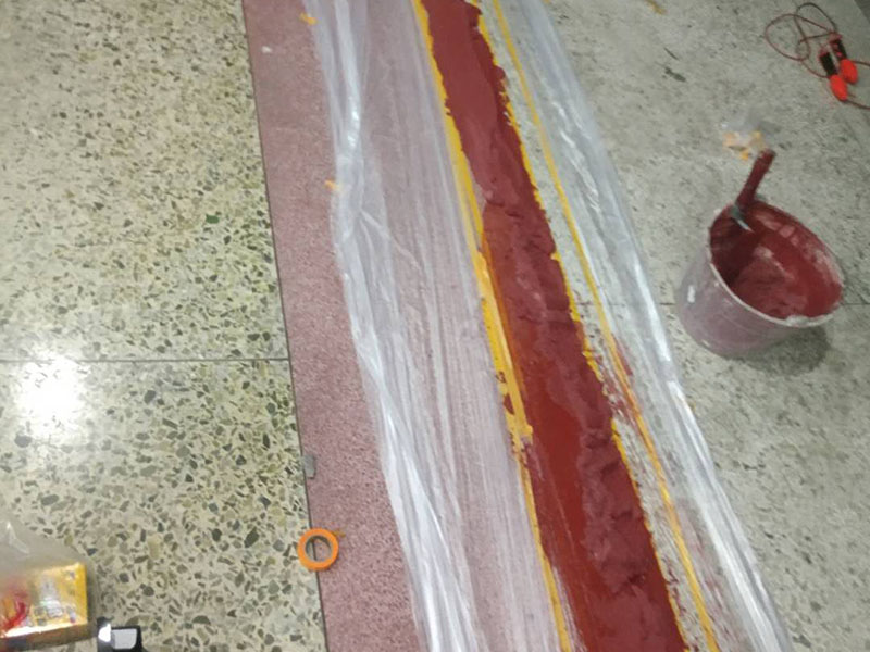 局部門(mén)檻修復(fù)：1.用高壓水槍將天然大理石裂紋處的碎石屑、雜質(zhì)沖洗干凈; 2.將基層漿料注射入天然大理石裂紋處,然后刮除多余基層漿料至基層漿料表面低于天然大理石表面1-2mm; 打磨、拋光步驟3)中填充后的表層漿料至與天然大理石表面齊平,然后整體拋光處理即可。