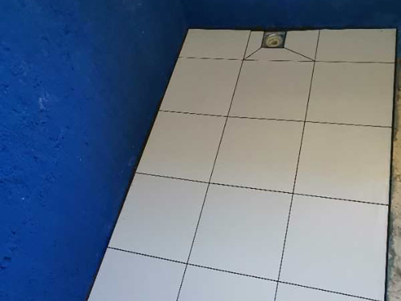 衛(wèi)生間刷防水:首先要進(jìn)行地面處理，確保地面干凈，沒(méi)有任何雜物污染，基層表面堅(jiān)實(shí)，無(wú)脫皮等現(xiàn)象，我們還要進(jìn)行地面找平，保證地面平整，沒(méi)有較大的缺陷和補(bǔ)痕。防水涂料要刷全面，與基層結(jié)合牢固，不會(huì)出現(xiàn)氣泡，脫落等問(wèn)題。我們涂刷時(shí)，要由下至上，先墻后地涂刷。要在防水層上再鋪一層保護(hù)層，保護(hù)層要完全覆蓋防水層，與之結(jié)合牢固，不能存在裂紋、氣泡、脫落等問(wèn)題。在做閉水試驗(yàn)前，要把衛(wèi)生間所有的下水都堵住，并且在衛(wèi)生間門口做一個(gè)簡(jiǎn)易25厘米高的門檻，把衛(wèi)生間封好，再往衛(wèi)生間灌入20厘米高的水。24小時(shí)之后，衛(wèi)生間的水沒(méi)有滲漏，才能算衛(wèi)生間防水工程合格。