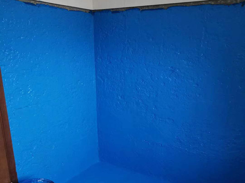 衛(wèi)生間刷防水:首先要進(jìn)行地面處理，確保地面干凈，沒(méi)有任何雜物污染，基層表面堅(jiān)實(shí)，無(wú)脫皮等現(xiàn)象，我們還要進(jìn)行地面找平，保證地面平整，沒(méi)有較大的缺陷和補(bǔ)痕。防水涂料要刷全面，與基層結(jié)合牢固，不會(huì)出現(xiàn)氣泡，脫落等問(wèn)題。我們涂刷時(shí)，要由下至上，先墻后地涂刷。要在防水層上再鋪一層保護(hù)層，保護(hù)層要完全覆蓋防水層，與之結(jié)合牢固，不能存在裂紋、氣泡、脫落等問(wèn)題。在做閉水試驗(yàn)前，要把衛(wèi)生間所有的下水都堵住，并且在衛(wèi)生間門口做一個(gè)簡(jiǎn)易25厘米高的門檻，把衛(wèi)生間封好，再往衛(wèi)生間灌入20厘米高的水。24小時(shí)之后，衛(wèi)生間的水沒(méi)有滲漏，才能算衛(wèi)生間防水工程合格。