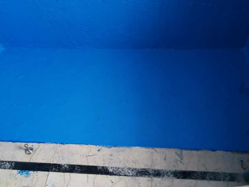 衛(wèi)生間刷防水:首先要進(jìn)行地面處理，確保地面干凈，沒(méi)有任何雜物污染，基層表面堅(jiān)實(shí)，無(wú)脫皮等現(xiàn)象，我們還要進(jìn)行地面找平，保證地面平整，沒(méi)有較大的缺陷和補(bǔ)痕。防水涂料要刷全面，與基層結(jié)合牢固，不會(huì)出現(xiàn)氣泡，脫落等問(wèn)題。我們涂刷時(shí)，要由下至上，先墻后地涂刷。要在防水層上再鋪一層保護(hù)層，保護(hù)層要完全覆蓋防水層，與之結(jié)合牢固，不能存在裂紋、氣泡、脫落等問(wèn)題。在做閉水試驗(yàn)前，要把衛(wèi)生間所有的下水都堵住，并且在衛(wèi)生間門口做一個(gè)簡(jiǎn)易25厘米高的門檻，把衛(wèi)生間封好，再往衛(wèi)生間灌入20厘米高的水。24小時(shí)之后，衛(wèi)生間的水沒(méi)有滲漏，才能算衛(wèi)生間防水工程合格。