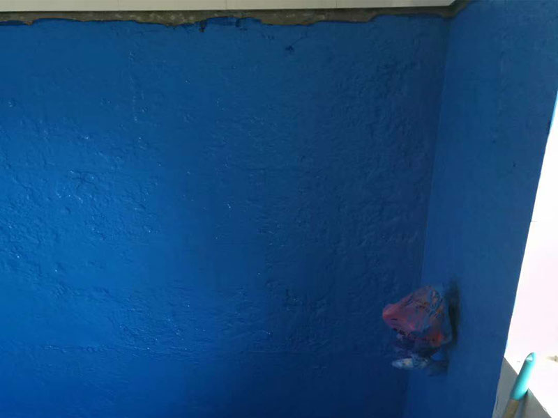 衛(wèi)生間刷防水:首先要進(jìn)行地面處理，確保地面干凈，沒(méi)有任何雜物污染，基層表面堅(jiān)實(shí)，無(wú)脫皮等現(xiàn)象，我們還要進(jìn)行地面找平，保證地面平整，沒(méi)有較大的缺陷和補(bǔ)痕。防水涂料要刷全面，與基層結(jié)合牢固，不會(huì)出現(xiàn)氣泡，脫落等問(wèn)題。我們涂刷時(shí)，要由下至上，先墻后地涂刷。要在防水層上再鋪一層保護(hù)層，保護(hù)層要完全覆蓋防水層，與之結(jié)合牢固，不能存在裂紋、氣泡、脫落等問(wèn)題。在做閉水試驗(yàn)前，要把衛(wèi)生間所有的下水都堵住，并且在衛(wèi)生間門口做一個(gè)簡(jiǎn)易25厘米高的門檻，把衛(wèi)生間封好，再往衛(wèi)生間灌入20厘米高的水。24小時(shí)之后，衛(wèi)生間的水沒(méi)有滲漏，才能算衛(wèi)生間防水工程合格。