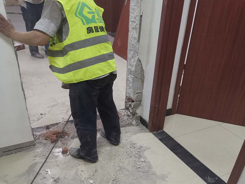 砌磚封門洞:首先準(zhǔn)備好材料，門洞一定要做頂梁，所以鋼筋不能少。沙子要中沙、河沙。水泥注意保質(zhì)期。磚最好用輕質(zhì)磚。一般門洞留90公分，如果門是定制的或特殊門，根據(jù)門的尺寸來(lái)定門洞寬度。攪拌好水泥沙后，開(kāi)始砌墻。要先訂好門洞兩邊的磚的位置，先砌好他們，再在此基礎(chǔ)上砌就很快了。砌到2米的高度（特殊門根據(jù)尺寸特定），門洞要收口，需要做門洞梁。用水泥澆灌梁，中間鋼筋做骨。做好門洞梁后，繼續(xù)上面砌磚，做好整面墻。