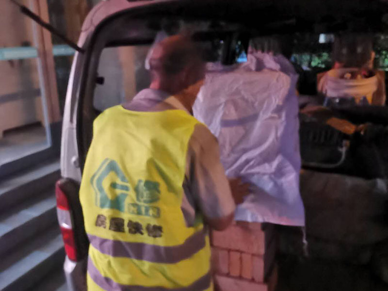 砌磚封門洞:首先準(zhǔn)備好材料，門洞一定要做頂梁，所以鋼筋不能少。沙子要中沙、河沙。水泥注意保質(zhì)期。磚最好用輕質(zhì)磚。一般門洞留90公分，如果門是定制的或特殊門，根據(jù)門的尺寸來(lái)定門洞寬度。攪拌好水泥沙后，開(kāi)始砌墻。要先訂好門洞兩邊的磚的位置，先砌好他們，再在此基礎(chǔ)上砌就很快了。砌到2米的高度（特殊門根據(jù)尺寸特定），門洞要收口，需要做門洞梁。用水泥澆灌梁，中間鋼筋做骨。做好門洞梁后，繼續(xù)上面砌磚，做好整面墻。