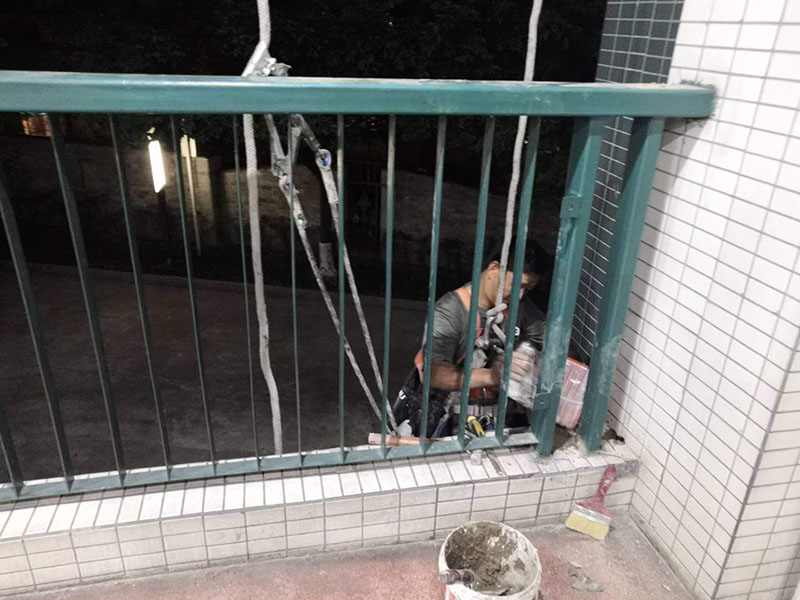 外墻欄桿瓷磚修補(bǔ)：把需要修補(bǔ)的瓷磚或者其他陶瓷產(chǎn)品清洗干凈，把里面的油污、粉塵等污染物清洗干凈。選擇與瓷磚顏色相近的瓷磚修補(bǔ)劑，A、B組份按照1:1的比例取出，放入平面或者容器里面充分混合攪拌均勻，然后靜置幾分鐘。把美紋紙貼在需要修補(bǔ)的部位邊緣處，以防止瓷磚修補(bǔ)劑弄到其他部位攪拌均勻后的瓷磚修補(bǔ)劑可操作時(shí)間大概為30分鐘，30分鐘內(nèi)用刮片將瓷磚修補(bǔ)劑均勻的涂抹在破損的部位，用刮片把表面的瓷磚修補(bǔ)劑刮平，然后撕掉周圍的美紋紙。