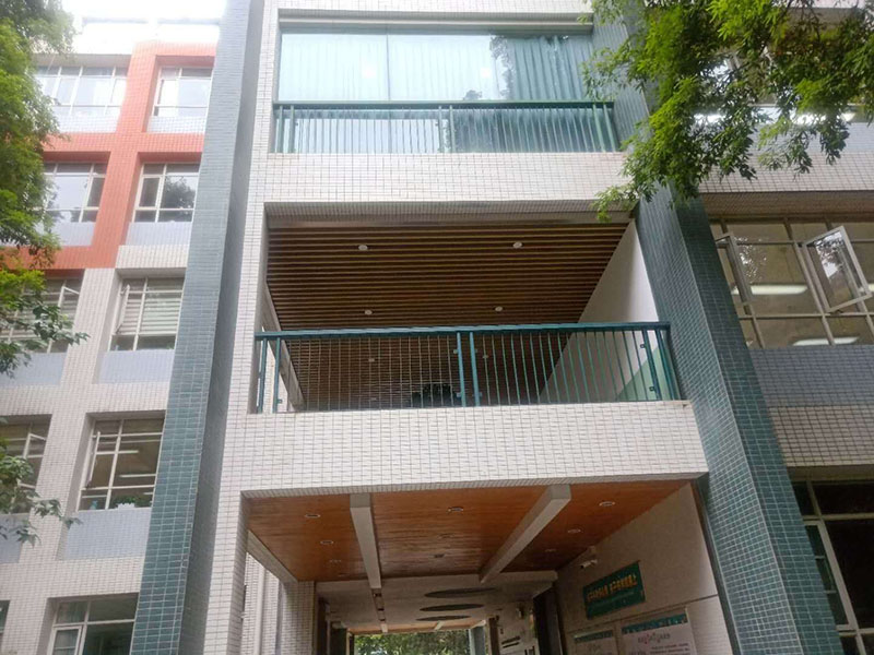 外墻欄桿瓷磚修補(bǔ)：把需要修補(bǔ)的瓷磚或者其他陶瓷產(chǎn)品清洗干凈，把里面的油污、粉塵等污染物清洗干凈。選擇與瓷磚顏色相近的瓷磚修補(bǔ)劑，A、B組份按照1:1的比例取出，放入平面或者容器里面充分混合攪拌均勻，然后靜置幾分鐘。把美紋紙貼在需要修補(bǔ)的部位邊緣處，以防止瓷磚修補(bǔ)劑弄到其他部位攪拌均勻后的瓷磚修補(bǔ)劑可操作時(shí)間大概為30分鐘，30分鐘內(nèi)用刮片將瓷磚修補(bǔ)劑均勻的涂抹在破損的部位，用刮片把表面的瓷磚修補(bǔ)劑刮平，然后撕掉周圍的美紋紙。