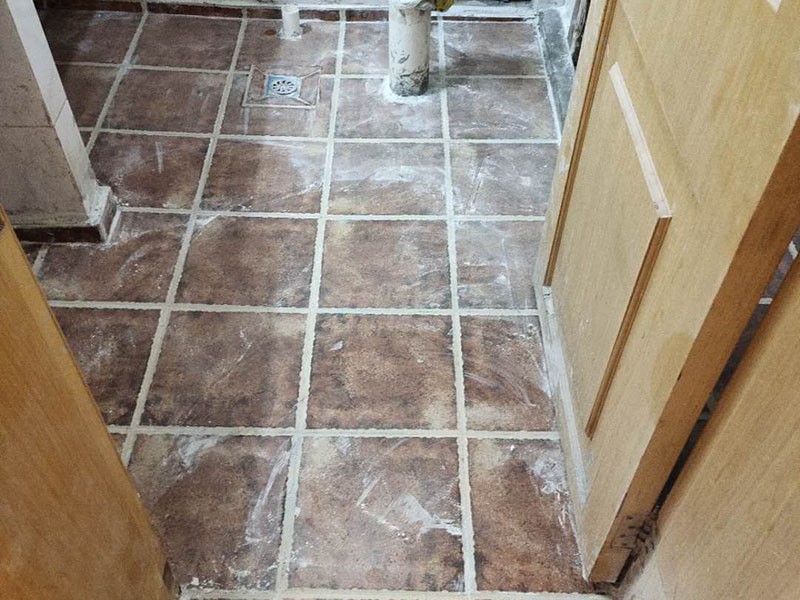 廁所貼磚維修：最重要的地方就是基層找平。其實不管怎么貼，墻面找平都是少不了的。畢竟不平的墻面，會影響后續(xù)的施工，而且鋪設(shè)好的瓷磚在使用一段時間過后，出現(xiàn)開裂的情況。在找平的時候，有突起的部分，要進行打磨一直到平整為止。如有裂縫、孔洞還可以進行修補。 在墻面修補平整之后，就可以開始粘貼瓷磚了。但是在施工前，一定要做好輔助線。不管是墻面還是地面的施工，都要打好輔助線，才能進行瓷磚的鋪設(shè)。尤其是對于沒有經(jīng)驗的新手，有輔助線作為參考，會鋪設(shè)的更為垂直、更為平整，鋪設(shè)的效果，會大大的增加哦！ 可以開始鋪設(shè)瓷磚了，但是要注意鋪設(shè)的平整。如果是墻面的鋪設(shè)，那么就要從下往上施工，在瓷磚的背面，抹上攪拌好的泥漿，粘貼在墻面上，然后用膠錘或者鏟柄敲打，這樣會粘合的更牢靠一些。只要按照第一塊往上排即可，但是要注意參考輔助線，不要出現(xiàn)扭曲的情況。